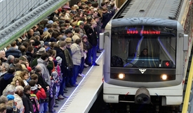 Lidé čekají na příjezd vlaku na nové stanici metra A.