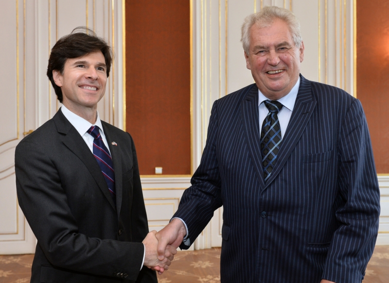 Velvyslanec USA v Praze Andrew Schapiro (zleva) a prezident Miloš Zeman. Velvyslanec USA v Praze Andrew Schapiro (zleva) a prezident Miloš Zeman.