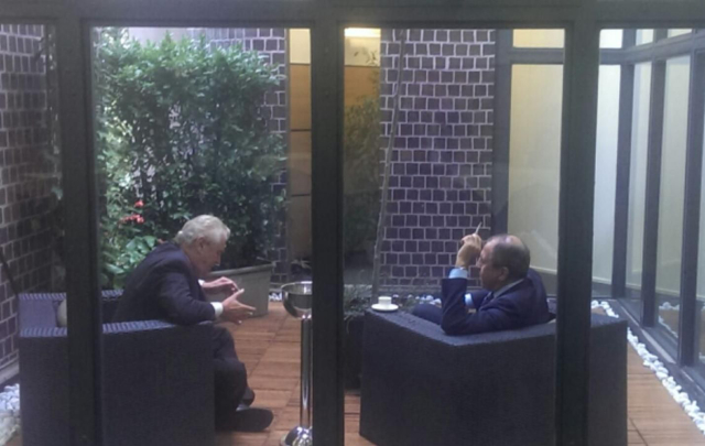 Společná "cigaretka". Miloš Zeman na evropsko-asijském summitu s ruským ministrem zahraničí Sergejem Lavrovem. Společná "cigaretka". Miloš Zeman na evropsko-asijském summitu s ruským ministrem zahraničí Sergejem Lavrovem.