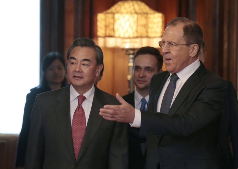 Čínský ministr zahraničí Wang l (vlevo) a jeho ruský protějšek Sergej Lavrov (vpravo).