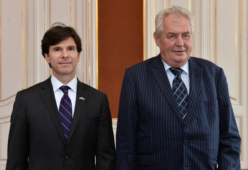 Americký velvyslanec v Česku Andrew Schapiro (vlevo) a prezident Miloš Zeman.