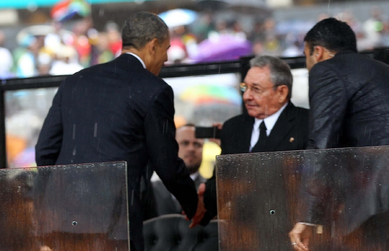 Americký prezident Barack Obama (vlevo) si podává ruku s kubánským protějškem Raúlem Castrem.