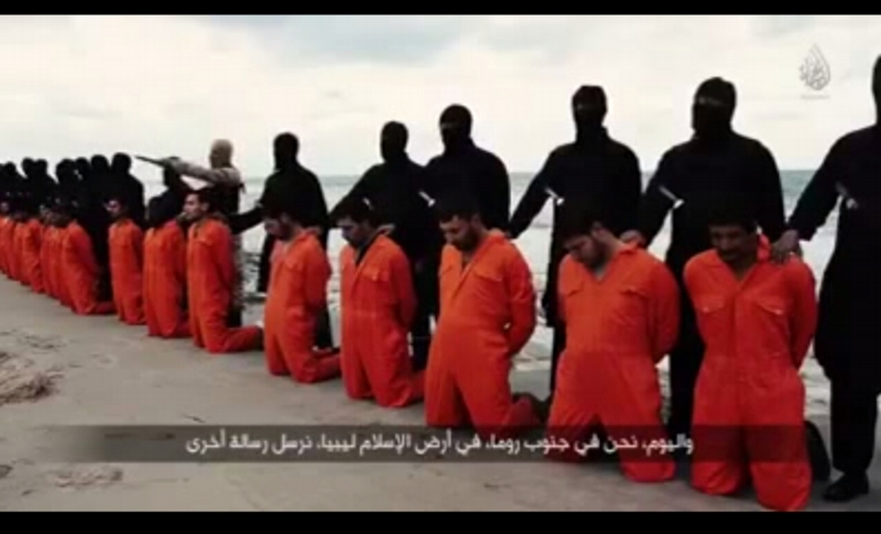 Teroristé z Islámského státu v Libyi při popravě unesených křesťanů z Egypta.