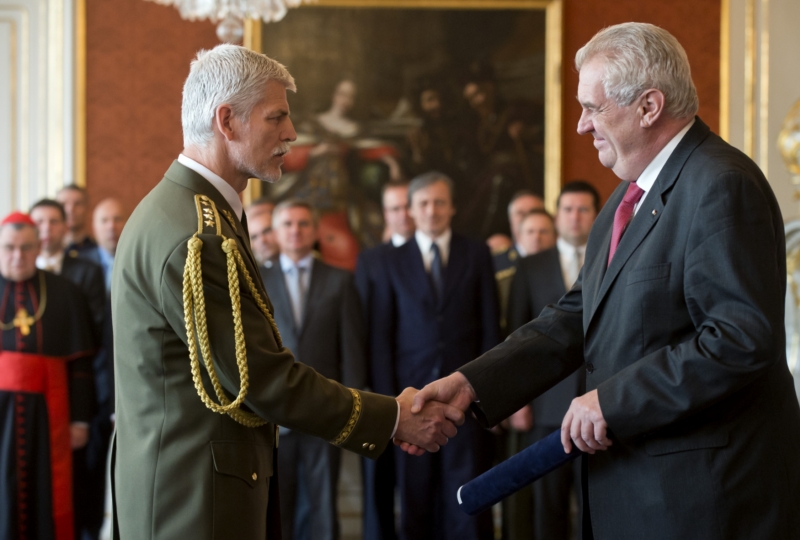 Generál Petr Pavel s prezidentem Milošem Zemanem (snímek z roku 2014).