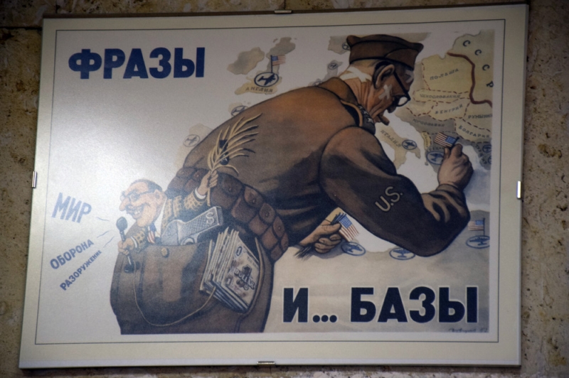 Dobový propagandistický plakát proti NATO ze Sovětského svazu, který zobrazuje, jak NATO kouskuje Evropu.