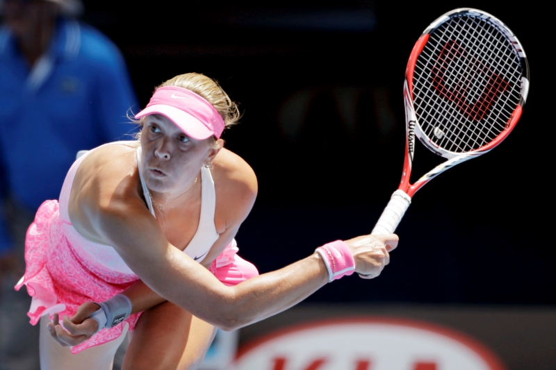 Tenistka Lucie Hradecká porazila ve druhém kole antukového turnaje v Charlestonu Slovenku Kristínu Kučovou 7:5, 6:3 a postoupila do osmifinále.