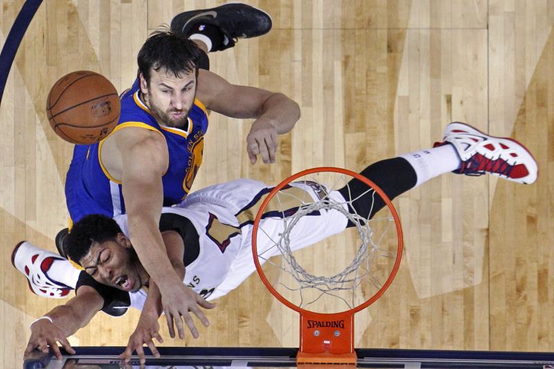 Basketbalisté New Orleansu porazili Golden State 103:100 a posunuli se v Západní konferenci NBA na osmé místo před Oklahomu, která podlehla San Antoniu 88:113. Basketbalisté New Orleansu porazili Golden State 103:100 a posunuli se v Západní konferenci NBA na osmé místo před Oklahomu, která podlehla San Antoniu 88:113.