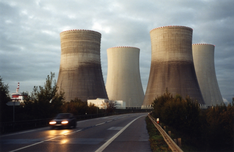 Za opilého zaměstnance může dodavatelská firma zaplatit pokutu až na 120 tisíc korun. Vlastním zaměstnancům elektrárny hrozí až doživotní zákaz vstupu (ilustrační foto).