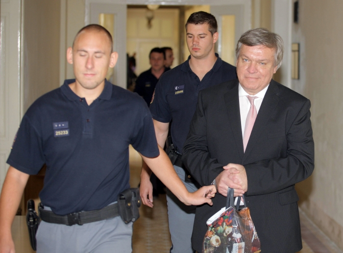 Lékař Jaroslav Barták s policejní eskortou.