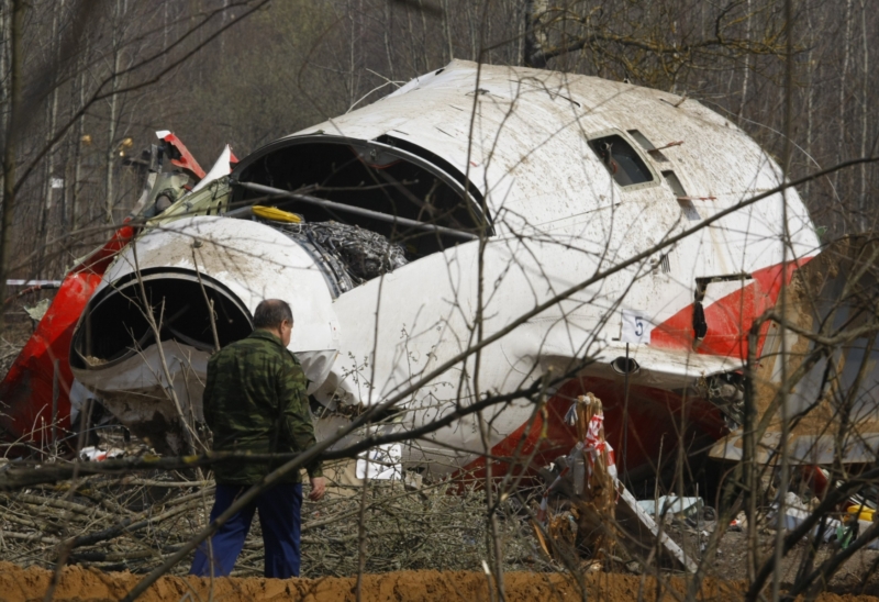 Smolensk. Trosky letadla Tupolev Tu-154 v místě havárie.