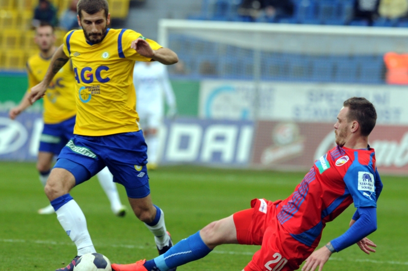 Úvodní utkání čtvrtfinále fotbalového Poháru FAČR: Teplice - Plzeň, 8. dubna v Teplicích. Vlevo teplický Admir Ljevakovič, vpravo Ondřej Vaněk z Plzně.