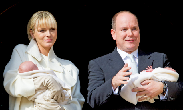 Monacký knížecí pár s čerstvě narozenými dvojčaty - princeznou Gabriellou a princem Jacquesem.
