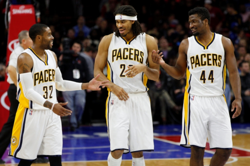 Basketbalista Indiany Chris Copeland (uprostřed).