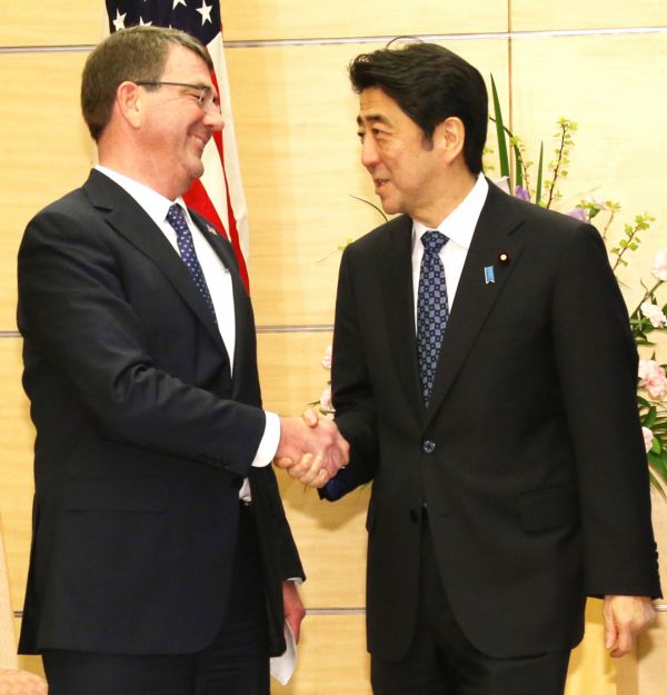Americký ministr obrany Ash Carter se v Japonsku sešel s premiérem Shinzo Abem. Americký ministr obrany Ash Carter se v Japonsku sešel s premiérem Shinzo Abem.