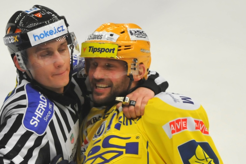 Hokejový útočník Petr Leška se podle informací deníku Sport rozhodl nečekaně ukončit aktivní kariéru. Hokejový útočník Petr Leška se podle informací deníku Sport rozhodl nečekaně ukončit aktivní kariéru.