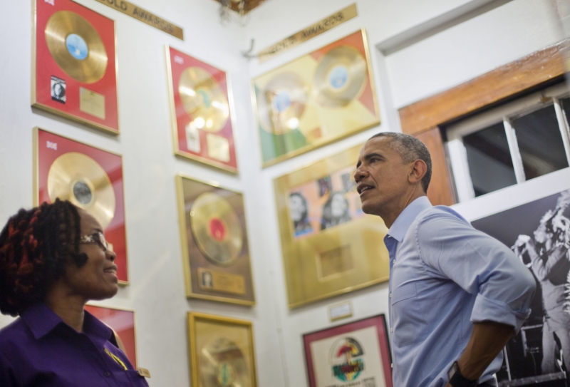 Prezident Barack Obama v muzeu Boba Marleyho.