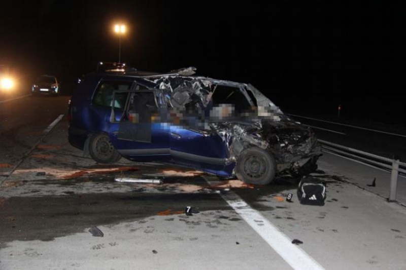 Na rychlostní silnici R46 u Vyškova se v noci na 9. dubna srazilo osobní auto (na snímku) s kamionem. Ve voze Renault Espace zahynul muž a dvě ženy, všichni Ukrajinci. 