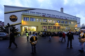 Litvínovský stadion. Fanoušci věří, že v něm poprvé pozvednou nad hlavu mistrovský pohár.