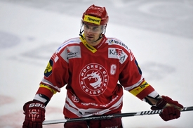 Řízný obránce Třince Rostislav Klesla.