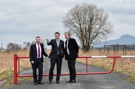 Ministr obrany Martin Stropnický (vpravo) a ministr životního prostředí Richard Brabec (vlevo) navštívili v doprovodu hejtmana Libereckého kraje Martina Půty (uprostřed) vojenský prostor Ralsko.
