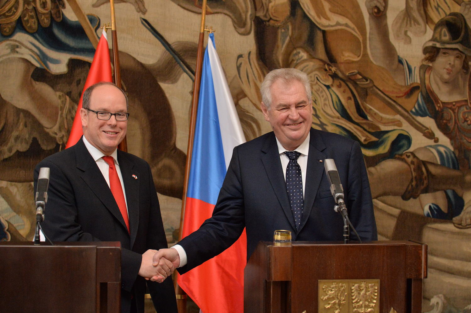 Monacký kníže Albert II. (vlevo) a prezident Miloš Zeman (vpravo).