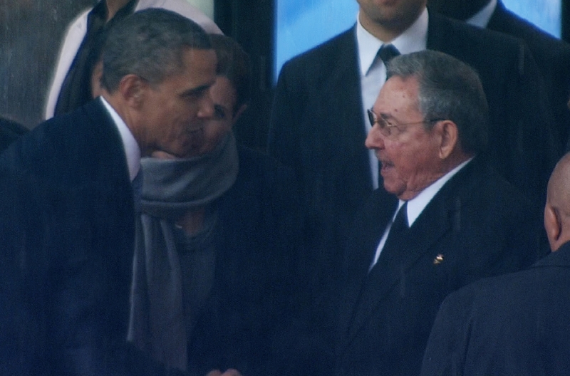 Neoficiální setkání. Americký prezident Barack Obama (vlevo) si podává ruku s kubánským protějškem Raúlem Castrem na pohřbu Nelsona Mandely.