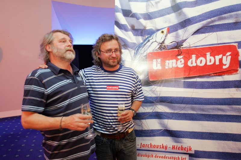 Petr Šabach (vlevo) a režisér Jan Hřebejk na premiéře filmu U mě dobrý.