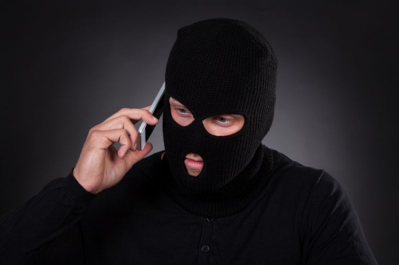 Lupič odložil pistoli a zavolal z mobilního telefonu sanitku (ilustrační foto). Lupič odložil pistoli a zavolal z mobilního telefonu sanitku (ilustrační foto).