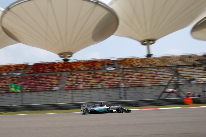 Tréninky na Velkou cenu Číny formule 1 ovládl Lewis Hamilton z Mercedesu.