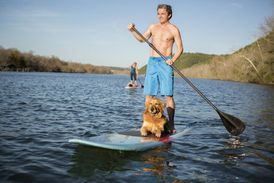 V Praze lze zkusit i tzv. paddleboarding na Vltavě.