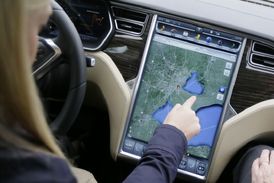 Displej navigace má v Modelu S 70D úctyhodné rozměry.