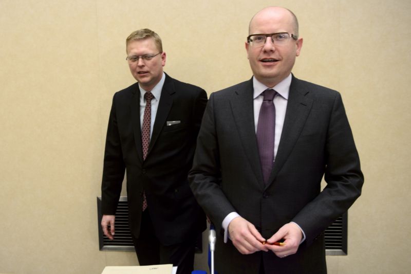 Premiér Sobotka i předseda lidovců Bělobrádek Zemanův krok považují za rozumný.