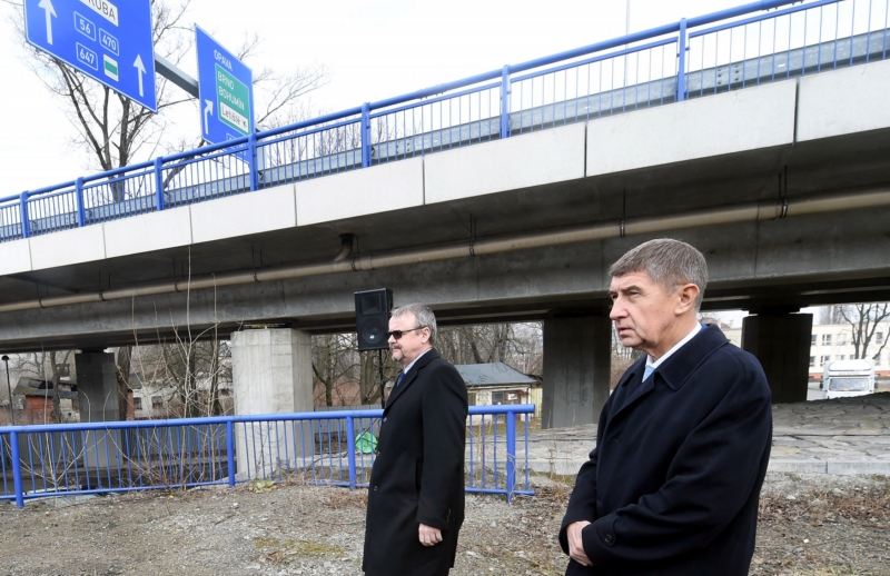 Ministr financí Andrej Babiš a ministr dopravy Dan Ťok u dálnice D47.