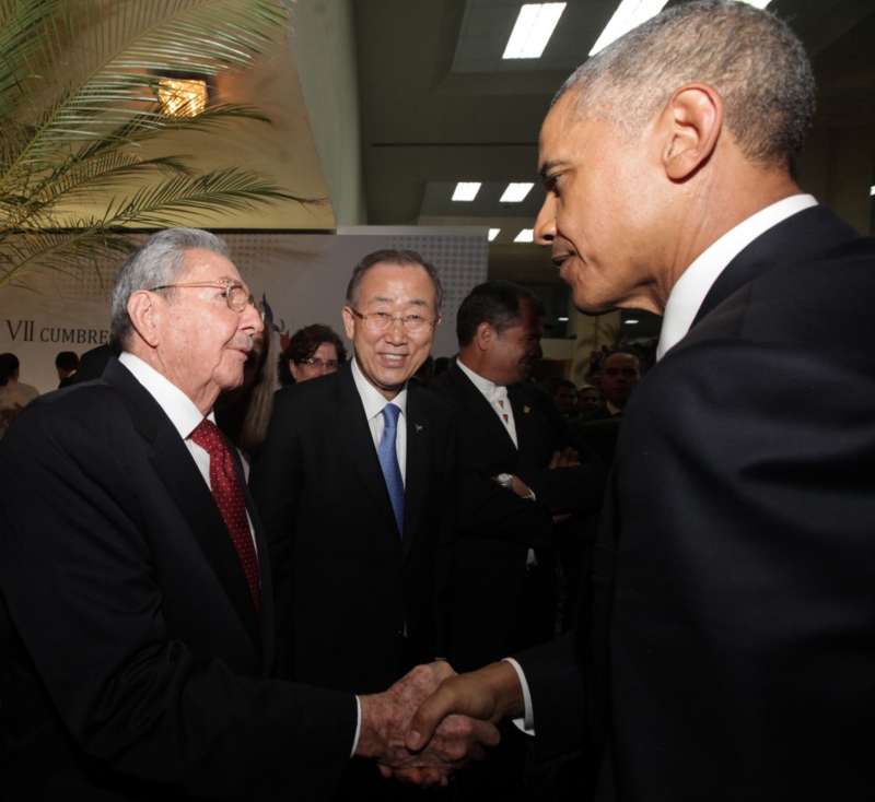 Kubánský vůdce Raúl Castro a americký prezident Barack Obama si podávají ruce.