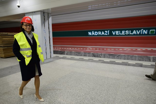 Primátorka Adriana Krnáčová v nové části pražského metra.