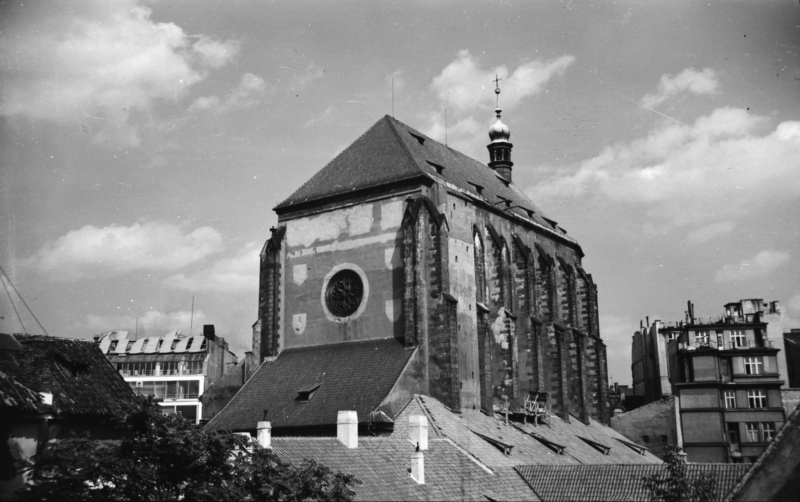 Kostel Panny Marie Sněžné v Praze (snímek z roku 1949).