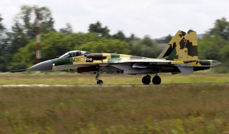 Ruská stíhačka Su-27 Flanker vzlétající z letiště poblíž Moskvy.