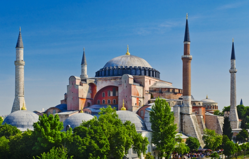 Monumentální chrám postavený v 6. století, v němž byli korunováni byzantští císařové, se změnil v mešitu po dobytí Konstantinopole Turky v 15. století.