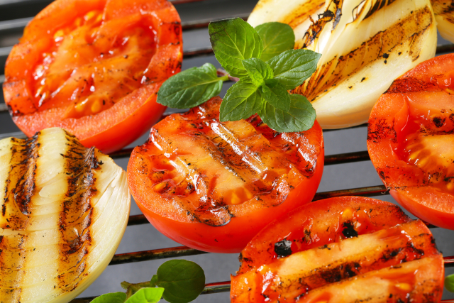 Vegani odmítají stravu živočišného původu, vedle ovoce a zeleniny jí například obilniny, luštěniny, oříšky.