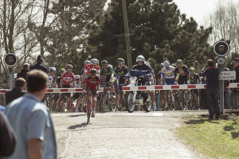 Závory zabránily cyklistům v jízdě, někteří ale riskovali až moc.