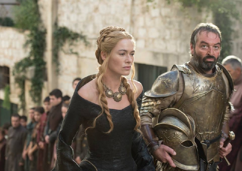 Postavy Cersei Lannister a Meryna Trant v nejnovější páté sérii Hry o trůny.