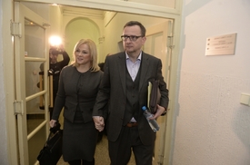 Jana Nečasová, dříve Nagyová a expremiér Petr Nečas u soudu.