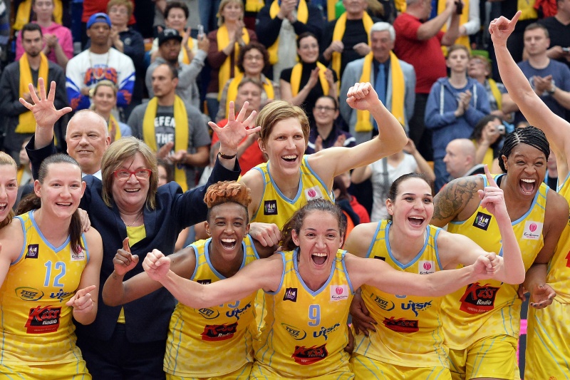 Šťastné basketbalistky USK Praha.