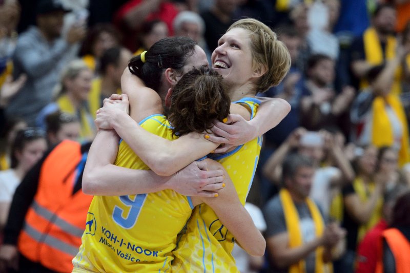 Na kontě má už třetí titul vítězky Evropské ligy basketbalistek, přesto Jana Veselá (vpravo) nemohla uvěřit tomu, že v neděli se spoluhráčkami z USK Praha dokázala ve finále porazit bohatý Jekatěrinburg plný světových hvězd.