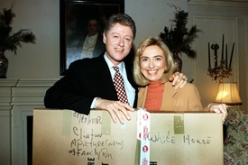 Bývalý prezident Bill Clinton s Hillary Clintonovou v době, kdy ještě pobývali v Bílém domě.