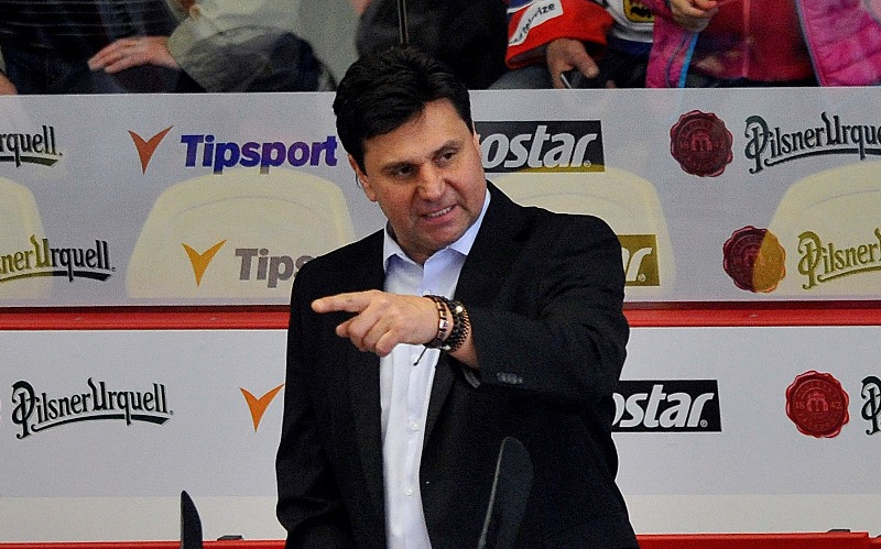 Trenér hokejové reprezentace Vladimír Růžička má i nadále plnou důvěru vedení Českého svazu ledního hokeje (ČSLH).