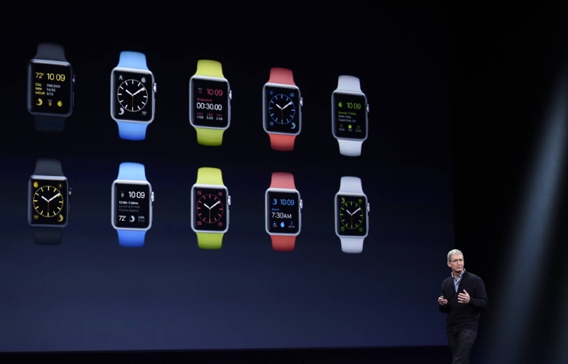 Tim Cook představuje veřejnosti hodinky Apple Watch.