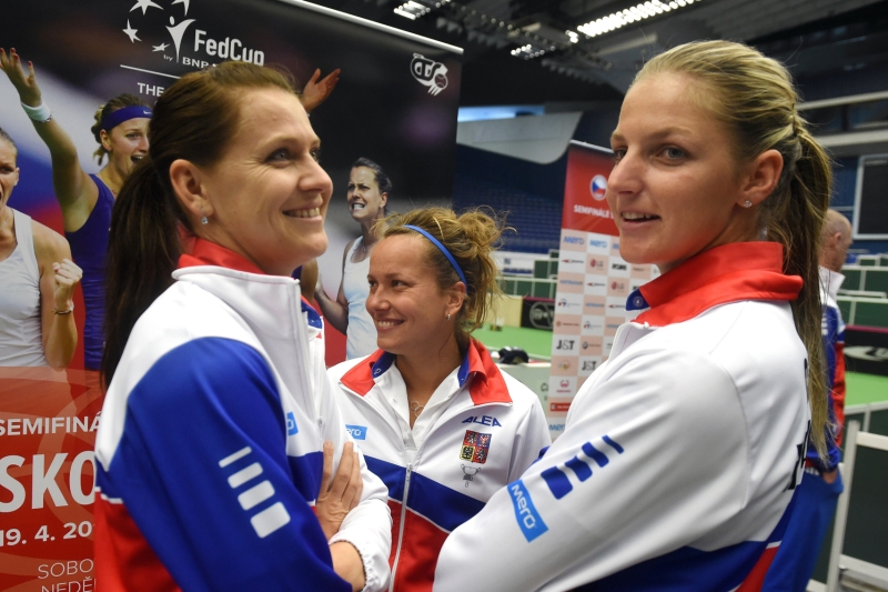 Sraz českého fedcupového týmu před semifinále s tenistkami Francie 13. dubna v Ostravě. Zleva jsou Lucie Šafářová, Barbora Strýcová a Karolína Plíšková.