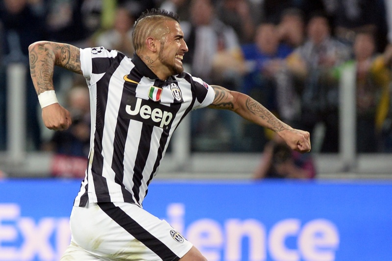Arturo Vidal slaví vítěznou branku proti Monaku.