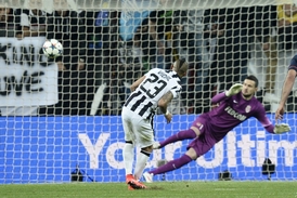 Arturo Vidal střílí z penalty jediný gól zápasu.